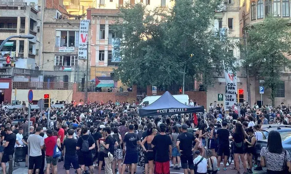 Imatge dels manifestants que han anat a aturar el desnonament de Vallcarca
