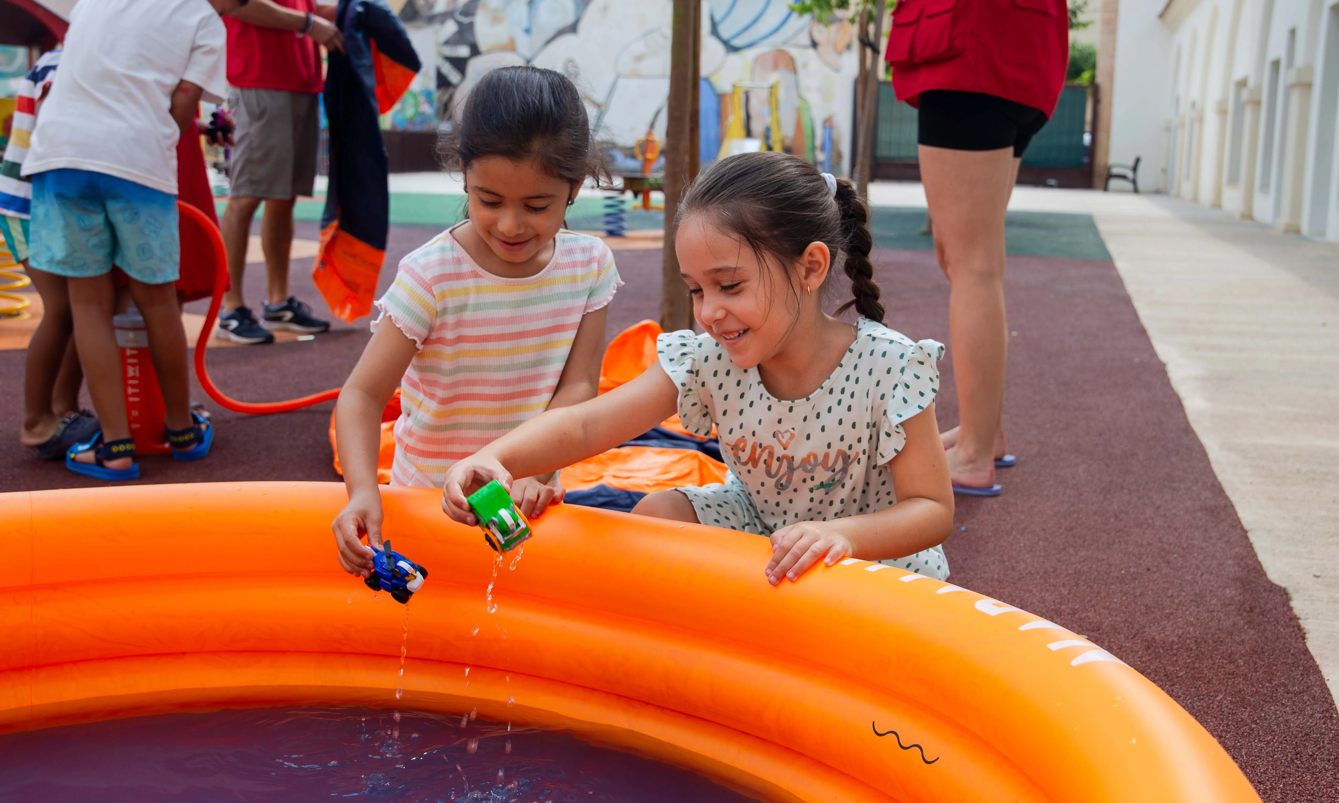 Infants jugant a un dels casals d'estiu organitzats per Save The Children