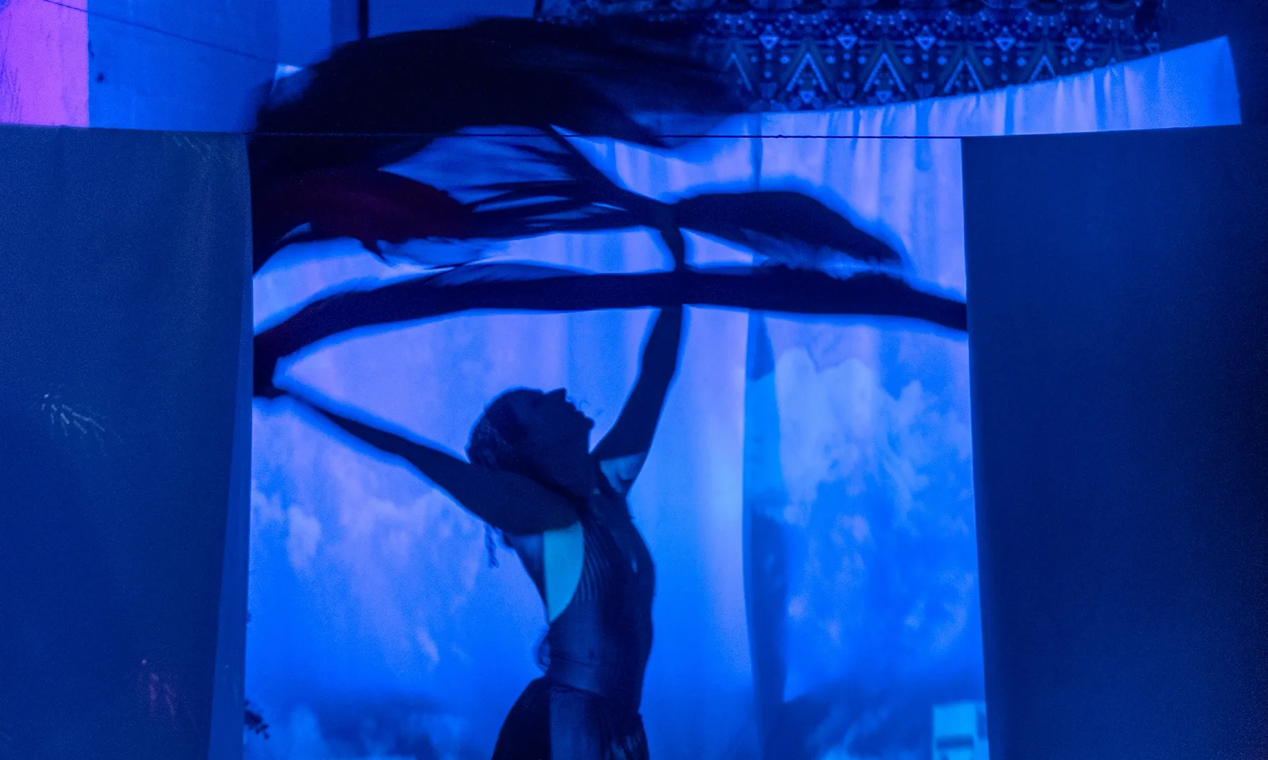 Una dona fent un espectacle d'arts escèniques.