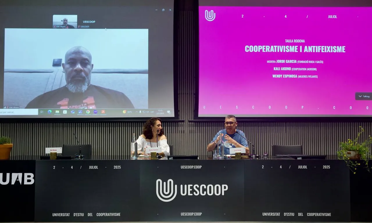 Les participants a la taula rodona sobre cooperativisme i antifeixisme durant la UESCOOP d'enguany.