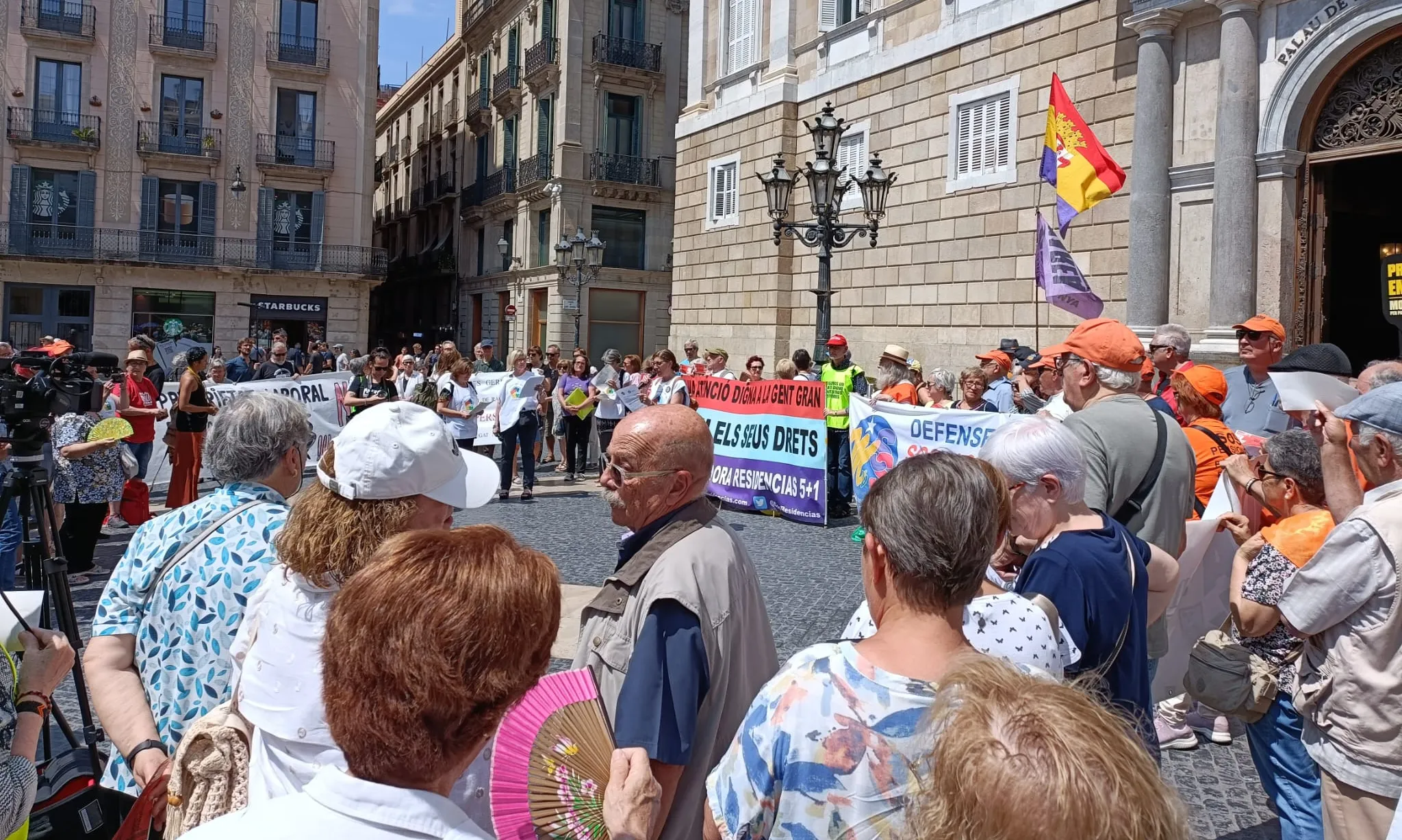 Protesta organitzada per una associació de persones grans a Plaça Sant Jaume