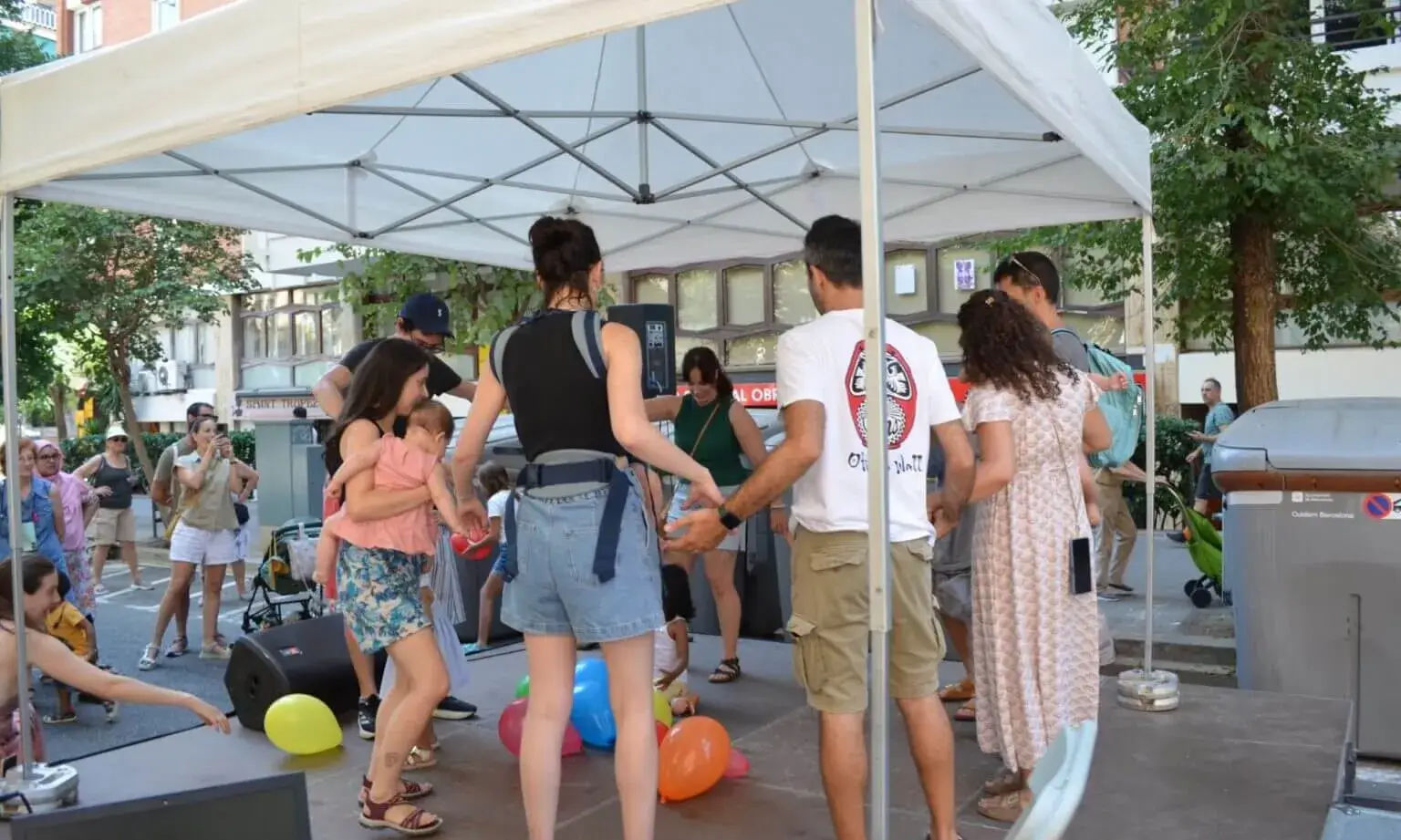 Un grup de persones sota una carpa realitzant una activitat conjuntament.