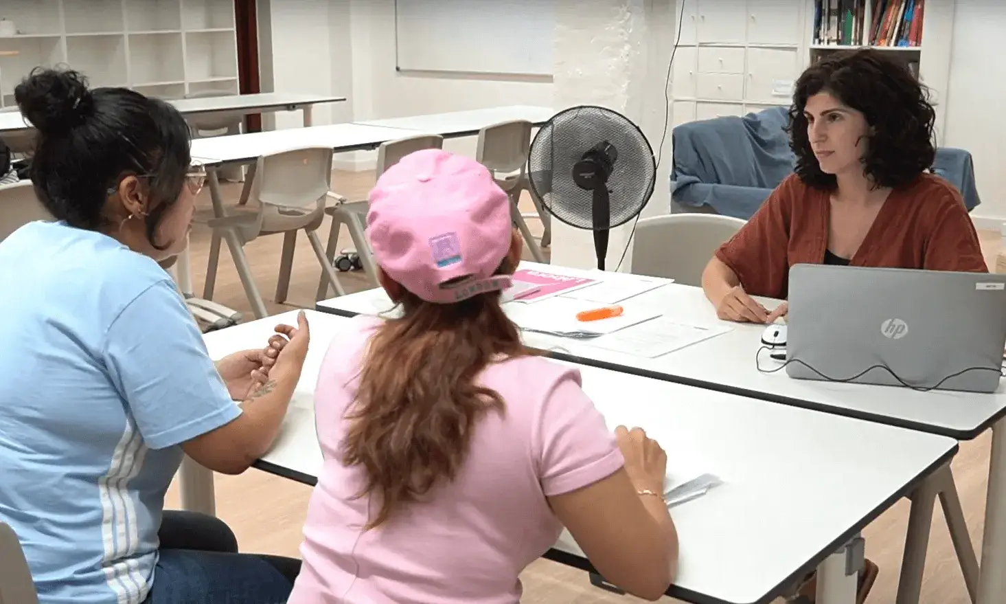 Dues usuàries en una sessió d'orientació del programa Làbora.