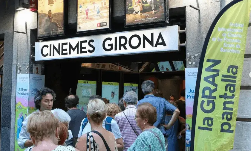 Les assistents a l'edició d'enguany del festival entrant als Cinemes Girona.