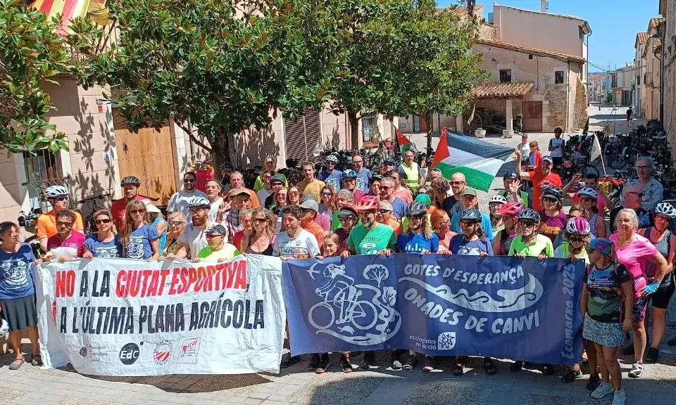 Ciclistes participants a l'Ecomarxa amb pancartes