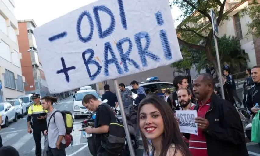 Noia manifestant-se a favor de la reducció de l'odi al barri