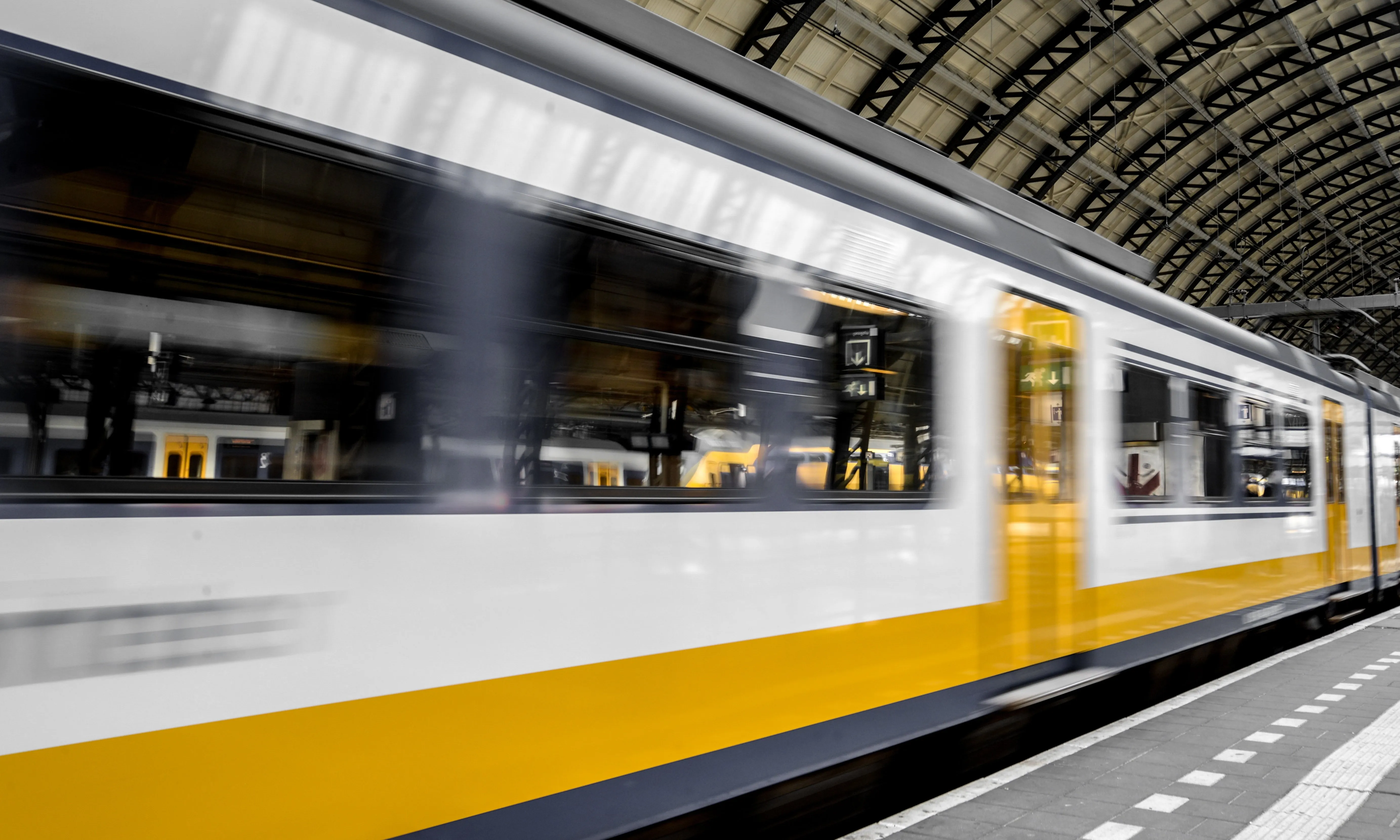 Tren de Rodalies passant a una estació