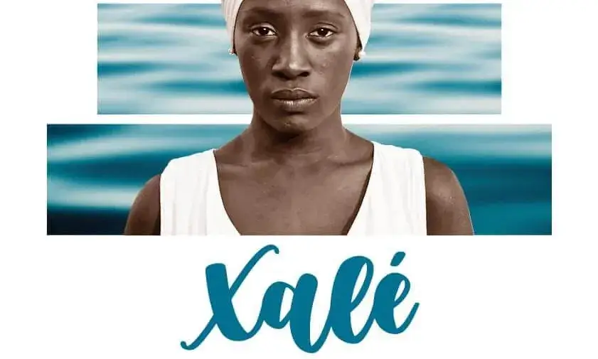 Cartell oficial del film 'Xalé', en el qual es veu el retrat d'una dona negra amb el mar de fons.