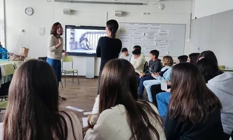 Un grup de persones atenent una presentació.