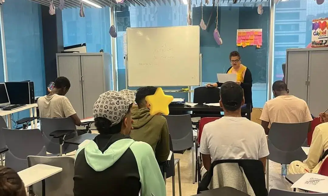 Classe de llengua en una de les aules de Cultura Tretze