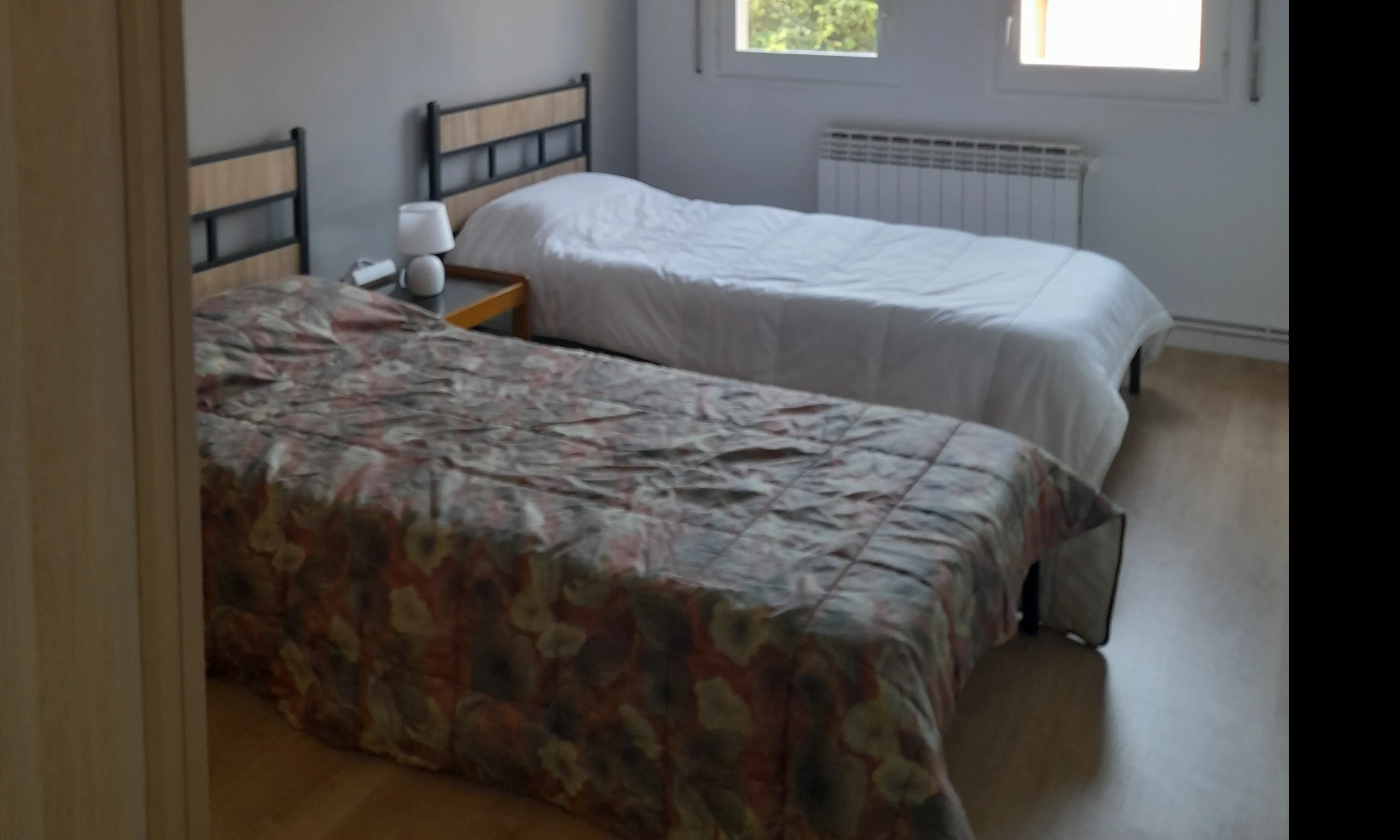 Una de les habitacions del pis que habilita Sonrisas de Bombay per a sis homes víctimes d'explotació laboral.