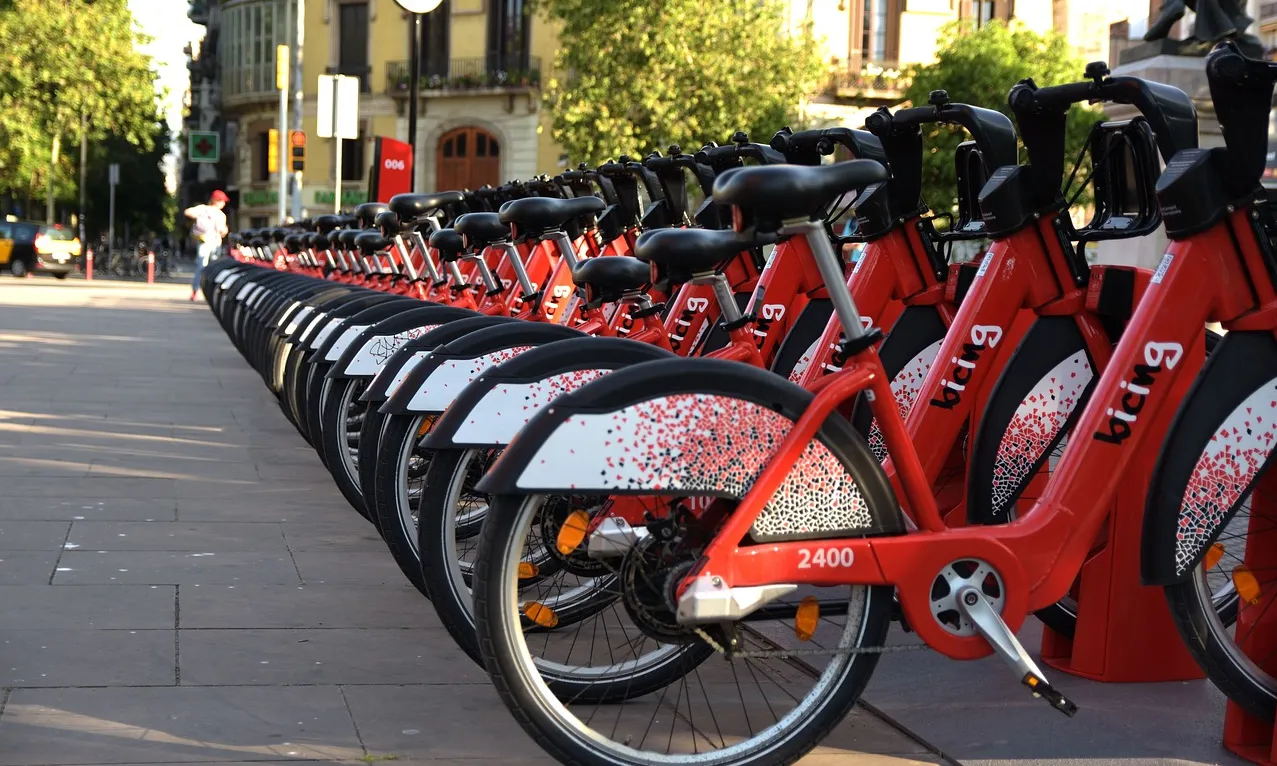 Diverses entitats han impulsat el primer mapa de circulació de micromobilitat de la ciutat, carrer per carrer.