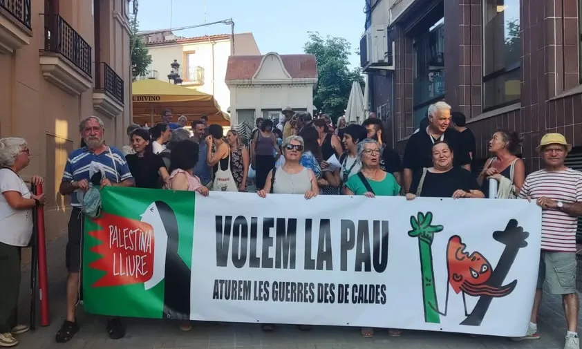 Una de les concentracions en suport al poble palestí. A l'esquerra, subjectant la pancarta, en Pepe Beúnza.