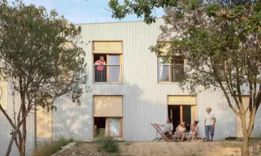 Persones davant una casa. 