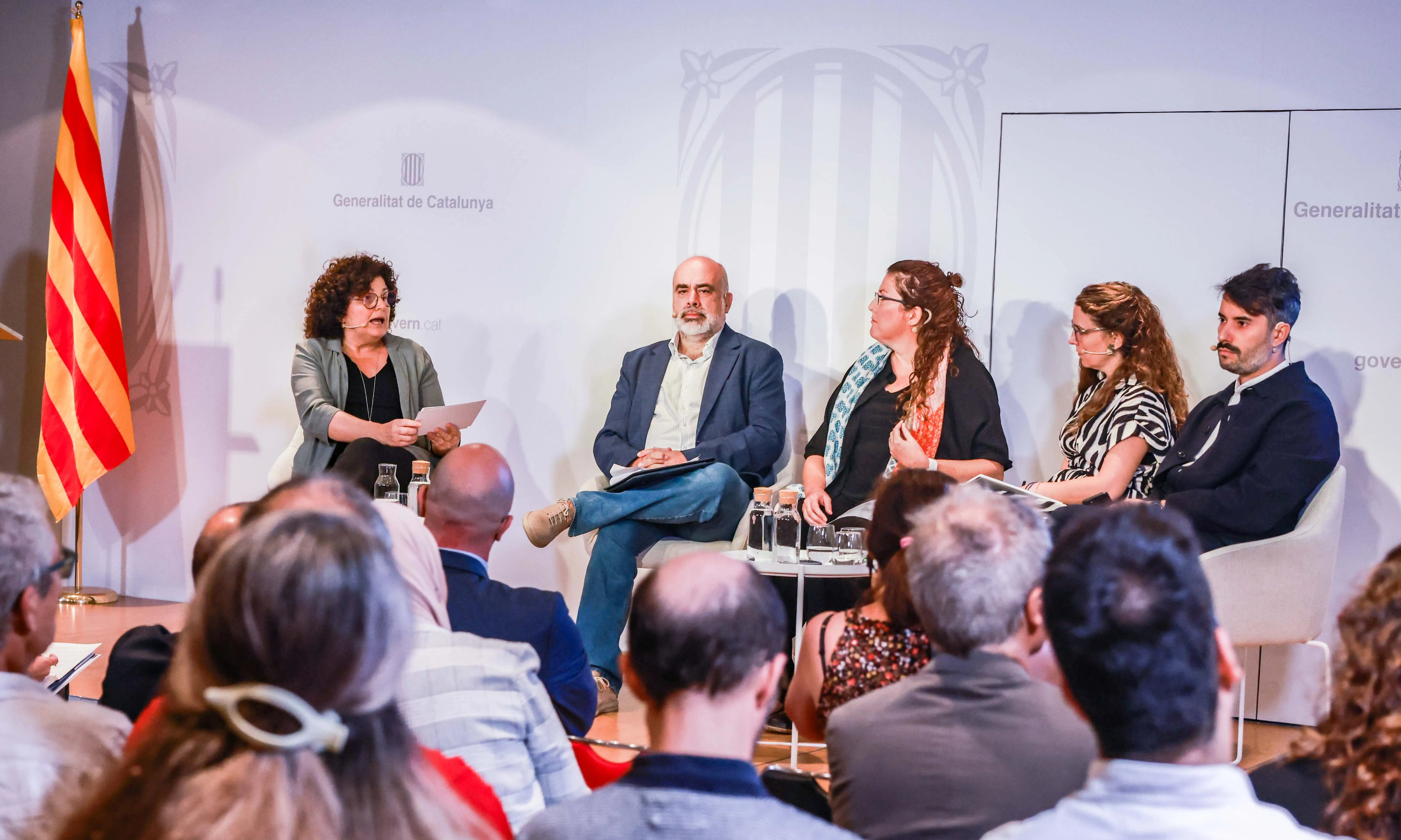 Taula rodona amb els investigadors de l'informe