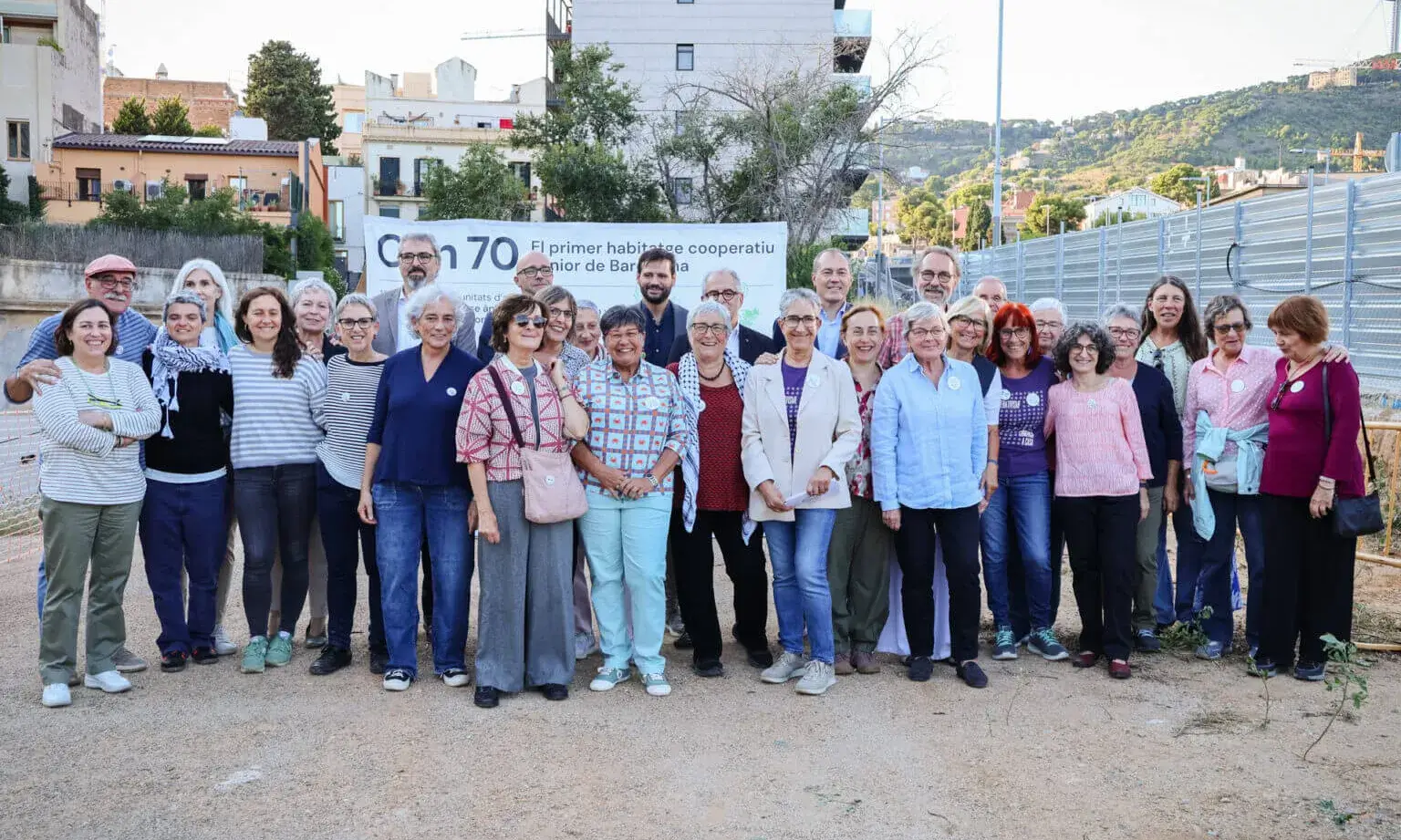 Membres de Sostre Cívic posant la priemera pedra a Can70