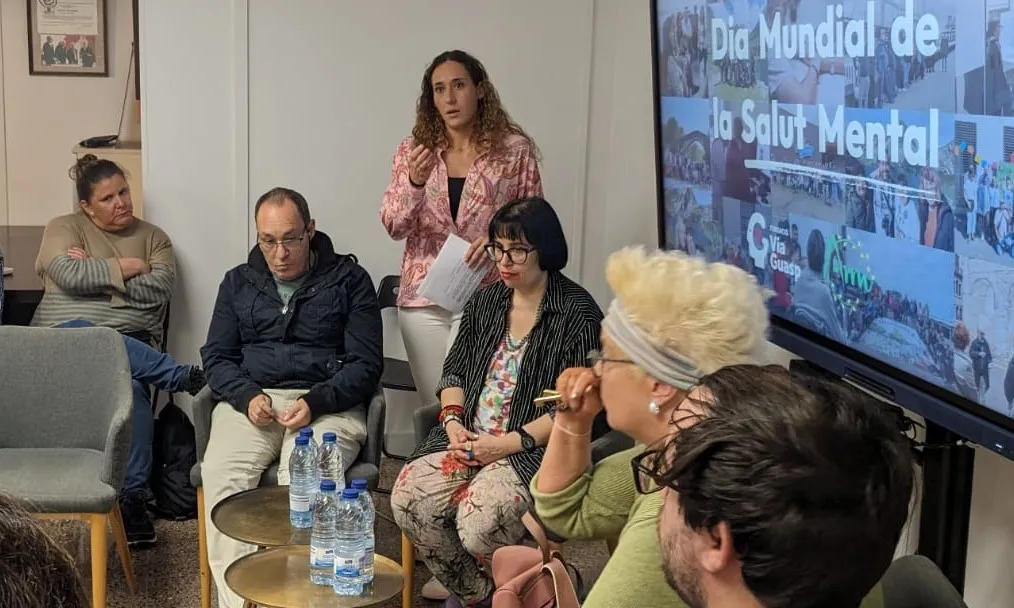 Taula rodona celebrada a les oficines de la Fundació Via-Guasp Presentació de la taula rodona amb persones usuàries de la Fundació
