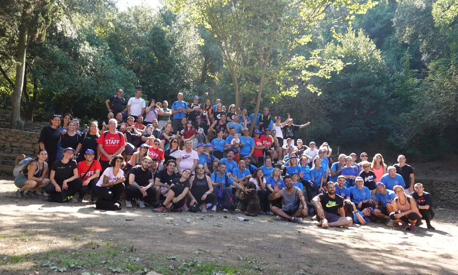 Participants de la IX Caminada ‘On Track’ recorren els camins de Collserola en una jornada de salut i convivència.