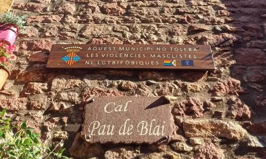 Placa commemorativa contra les violències masclistes i LGTBI-fòbiques. Font: Ohana LGTBIQ+ Prades