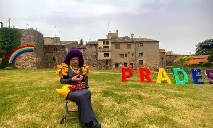 L’any 2019 va néixer la Gal·la Rouge, el personatge ‘draq queen’ al qual l'Isaac dona vida. Font: Ohana LGTBIQ+ Prades