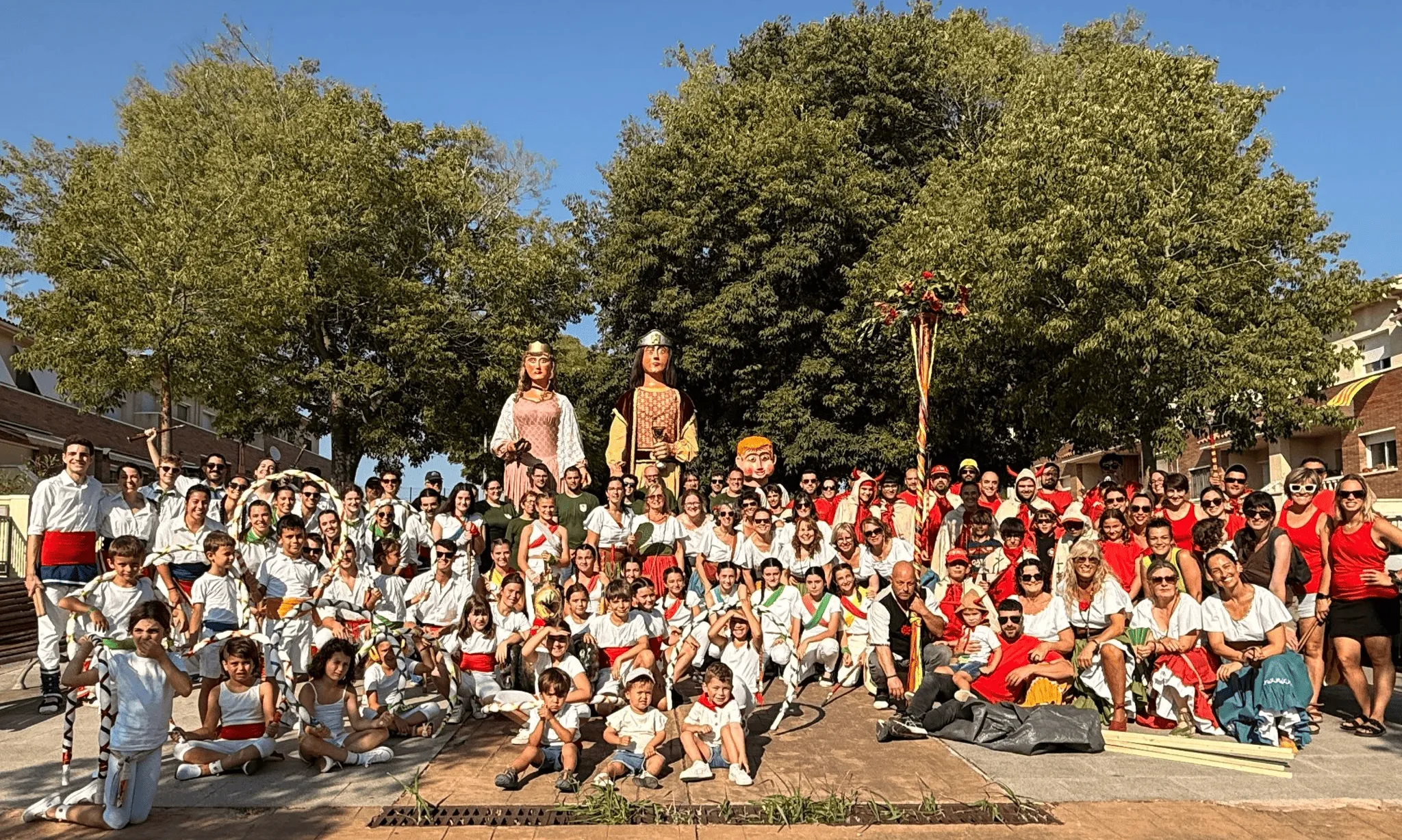 Foto de família de la Festa Major de Lavern d'enguany.