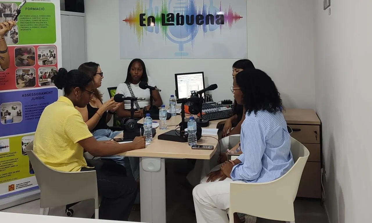 'En la buena' és una ràdio impulsada per Dagua dedicada a la sensibilització social.