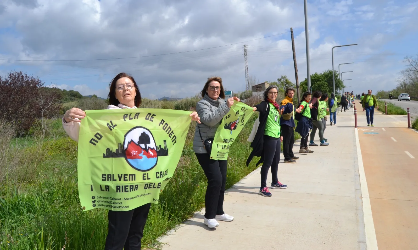 Cadena humana per protestar contra el Pla de Ponent.