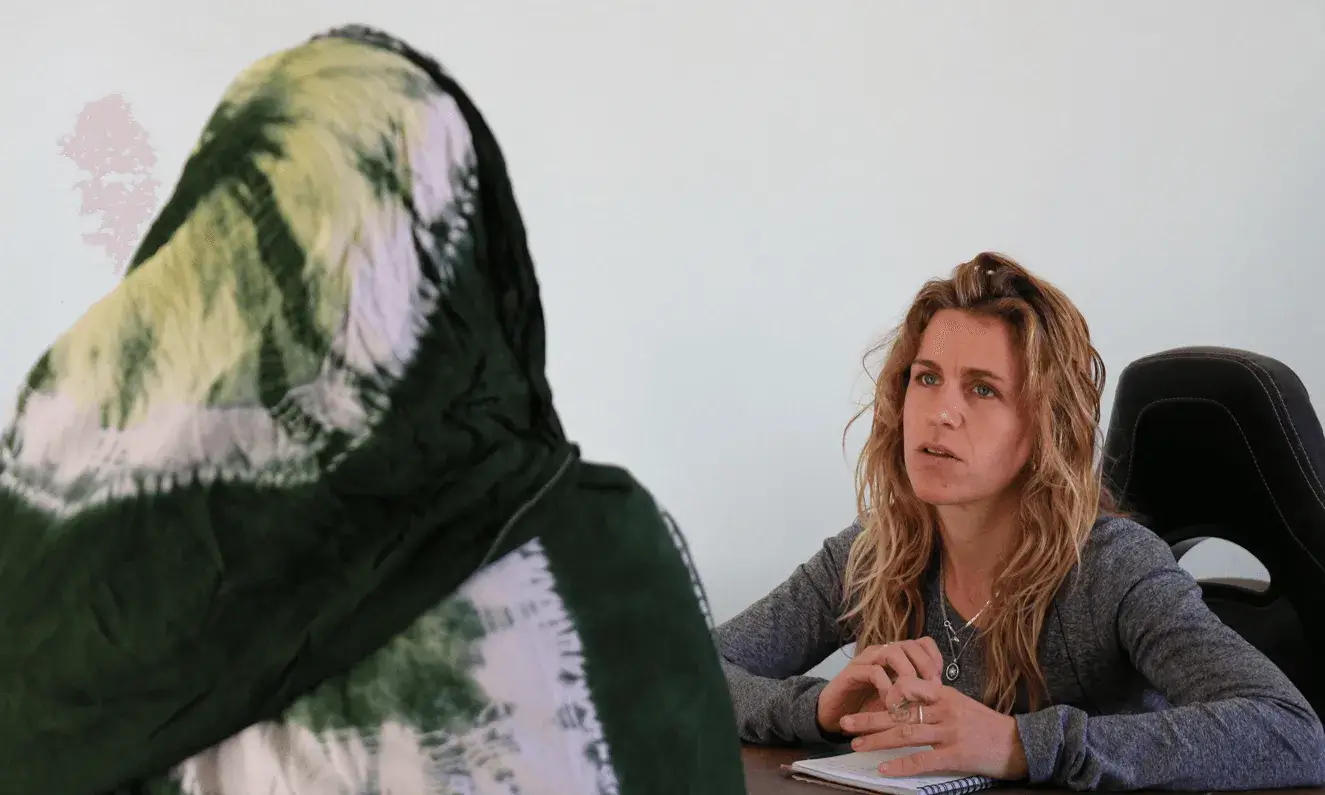 Una de les psicòlogues de la Comissió Mèdica atenent població refugiada sahrauí.