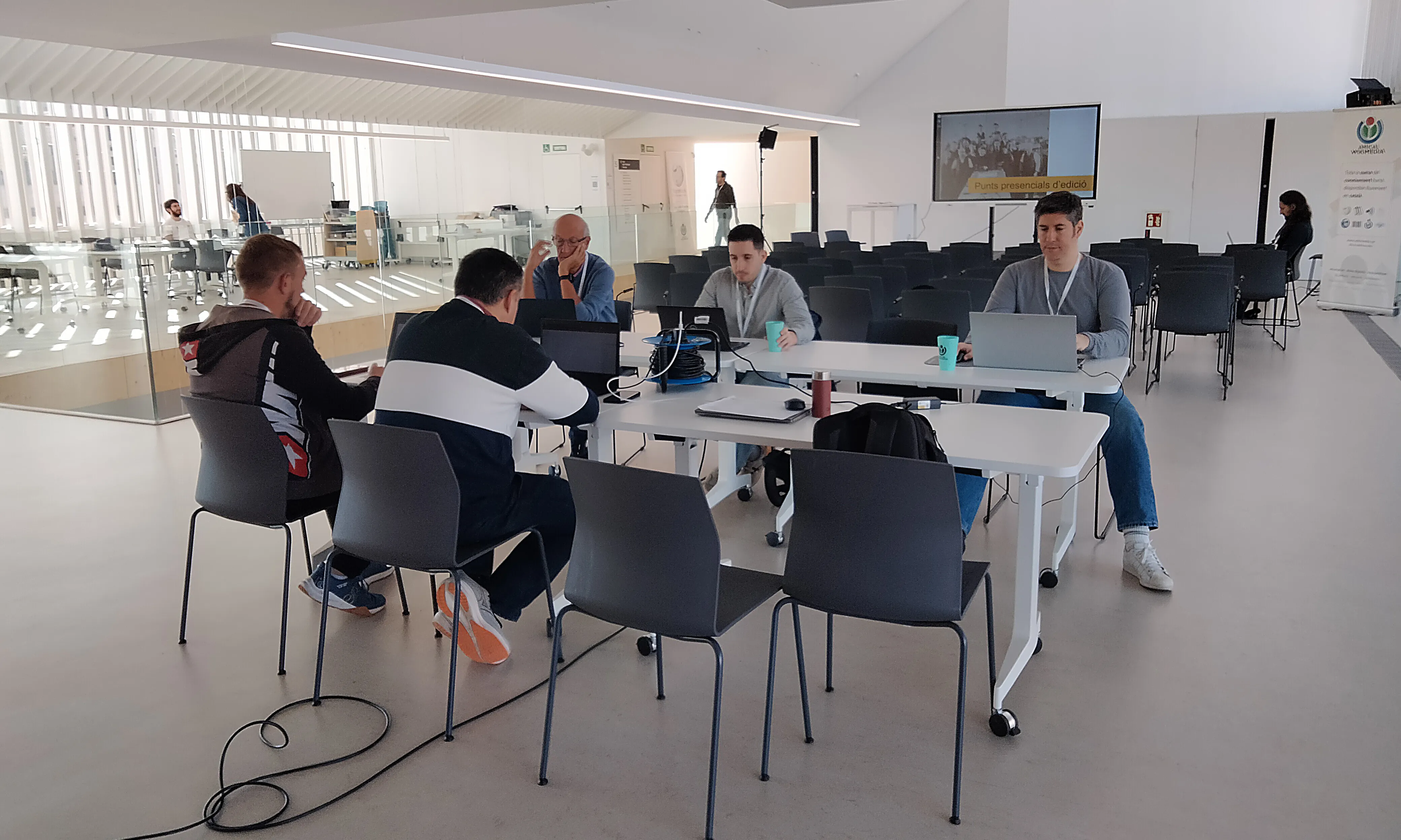 Voluntariat editant a la Viquitrobada Lleida 2025, al Museu Morera.