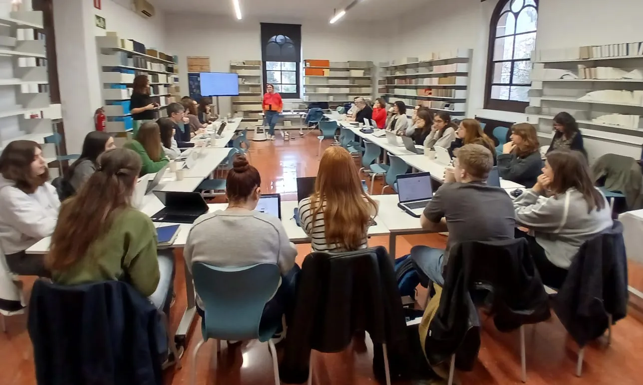 Un moment de la Viquimarató celebrada a la UB amb motiu del Dia de la Dona i la Nena en la Ciència.