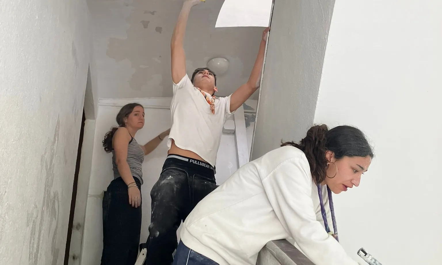 Escoltes lleidetans i famílies conviuen durant sis dies mentre rehabiliten pisos de barris