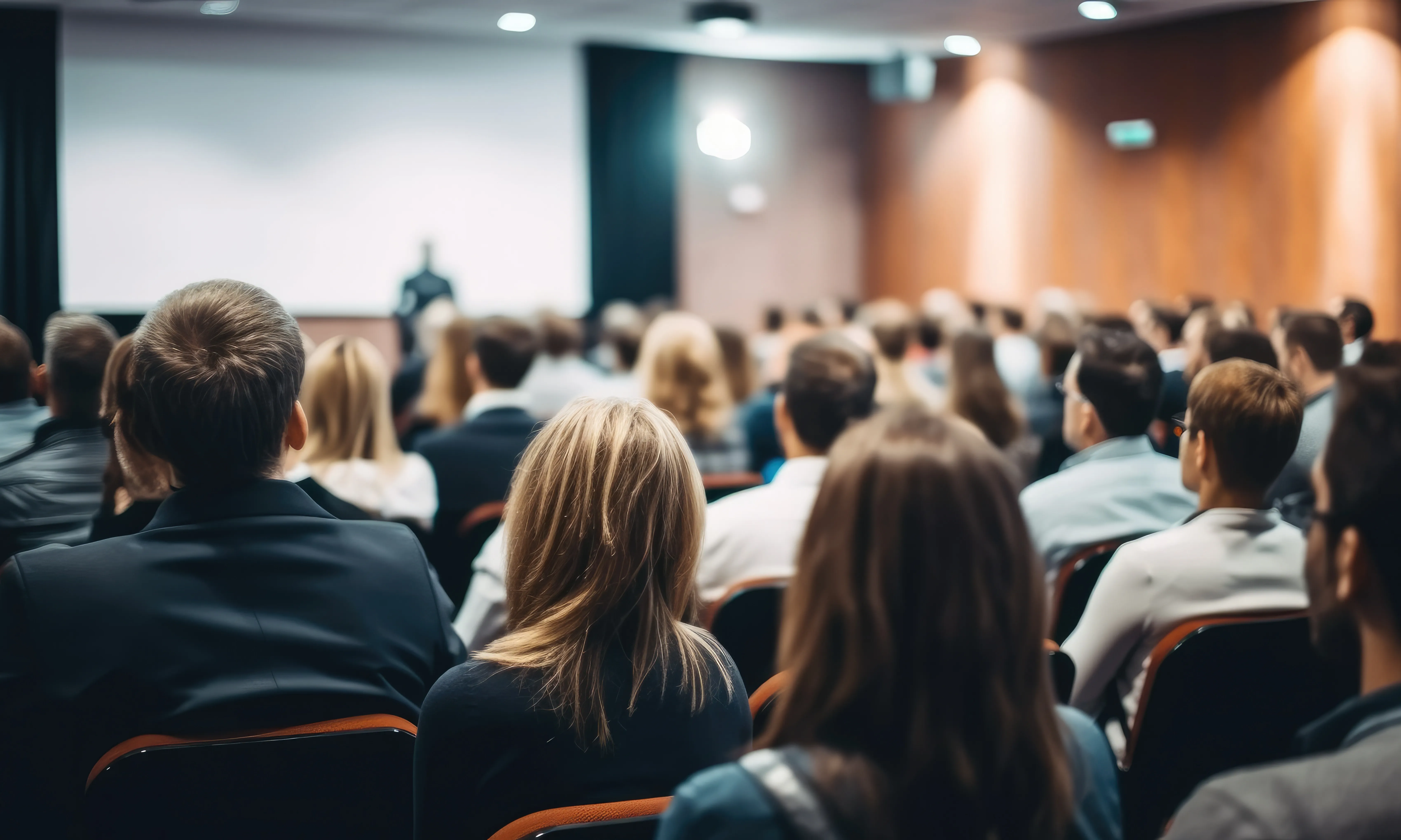Persones assistint a una conferència en representació de 'Cultura i Empresa: Impacte i transformació per al futur de Girona'.