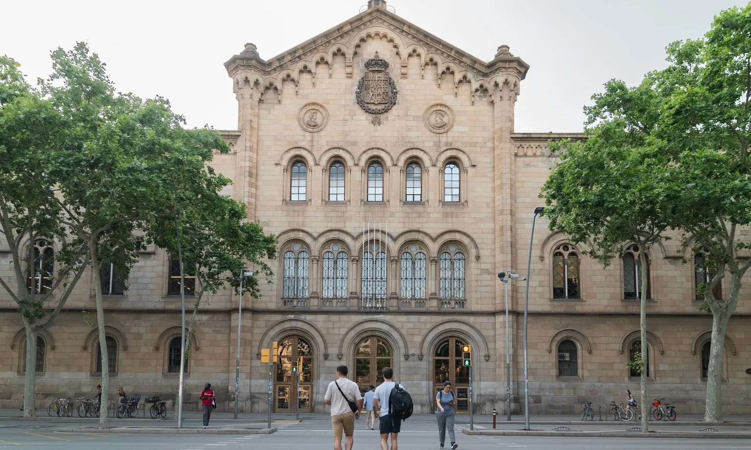 Gent dirigint-se a l'edifici històric de la UB