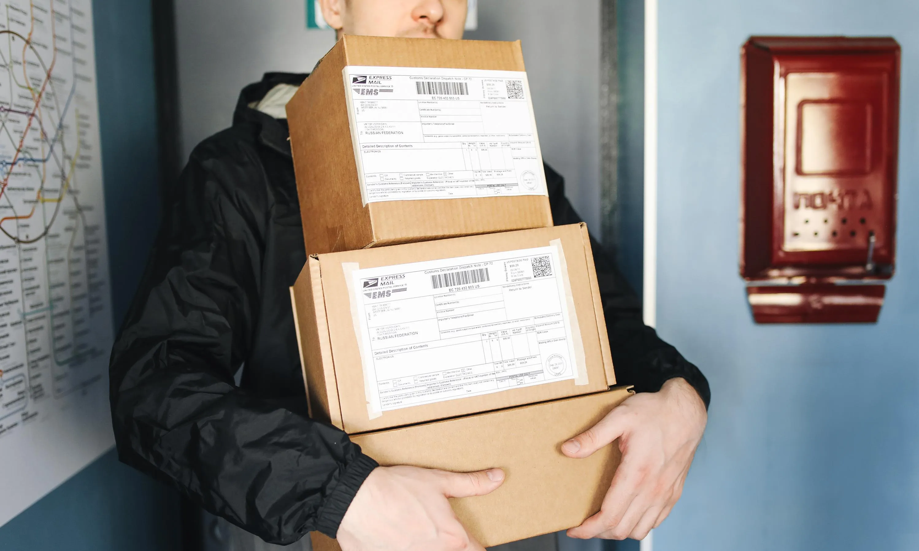 Transportista d'una empresa de repartiment de paquets