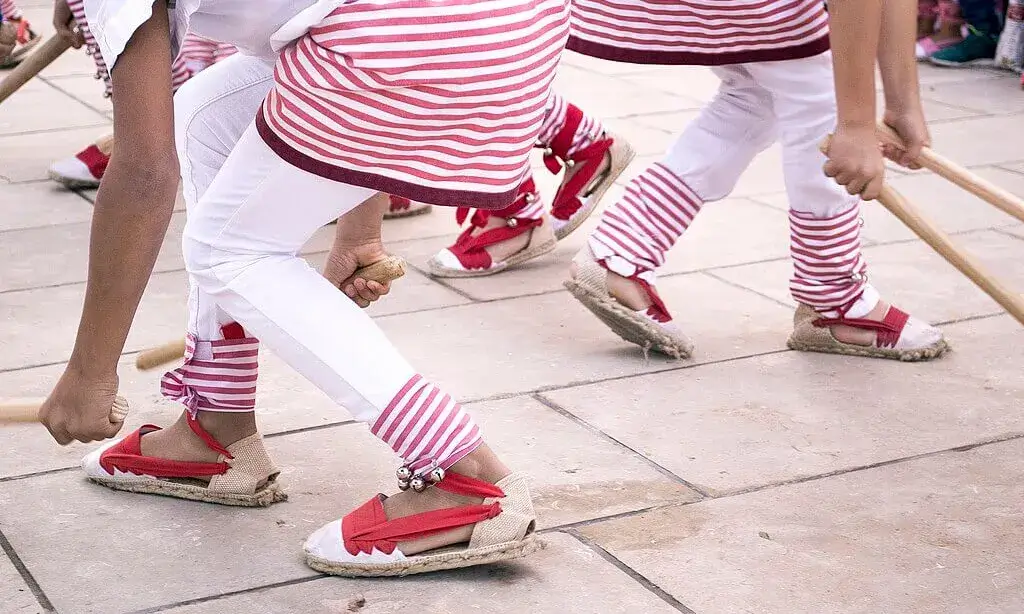 Bastoneres ballant el Ball de Bastons