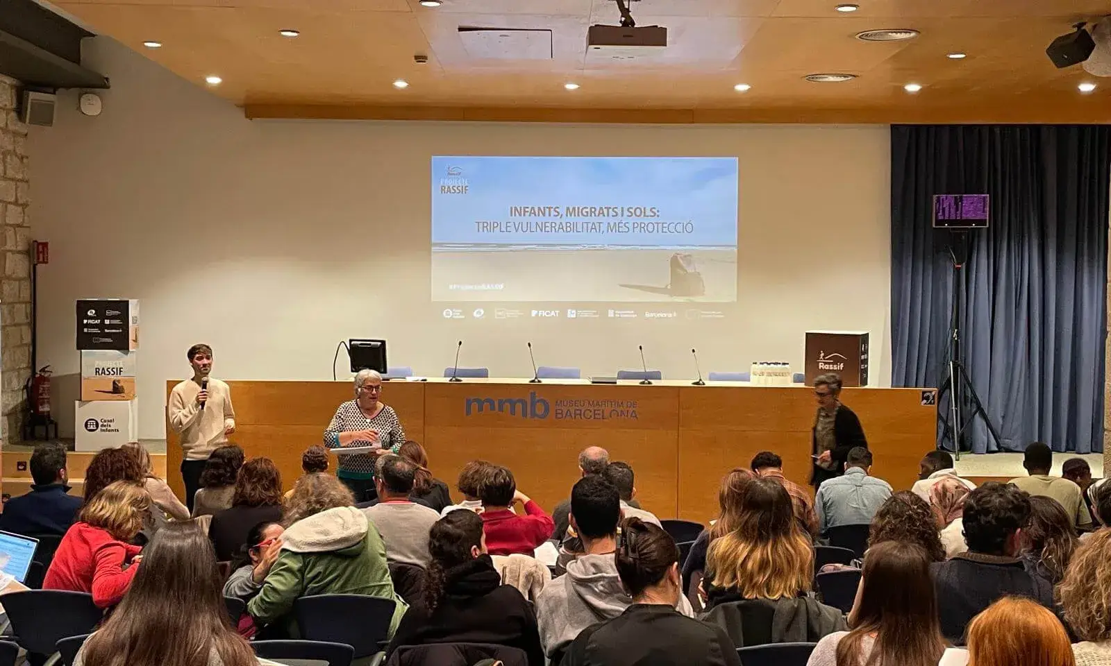 Imatge de la conferència i presentació de l'estudi