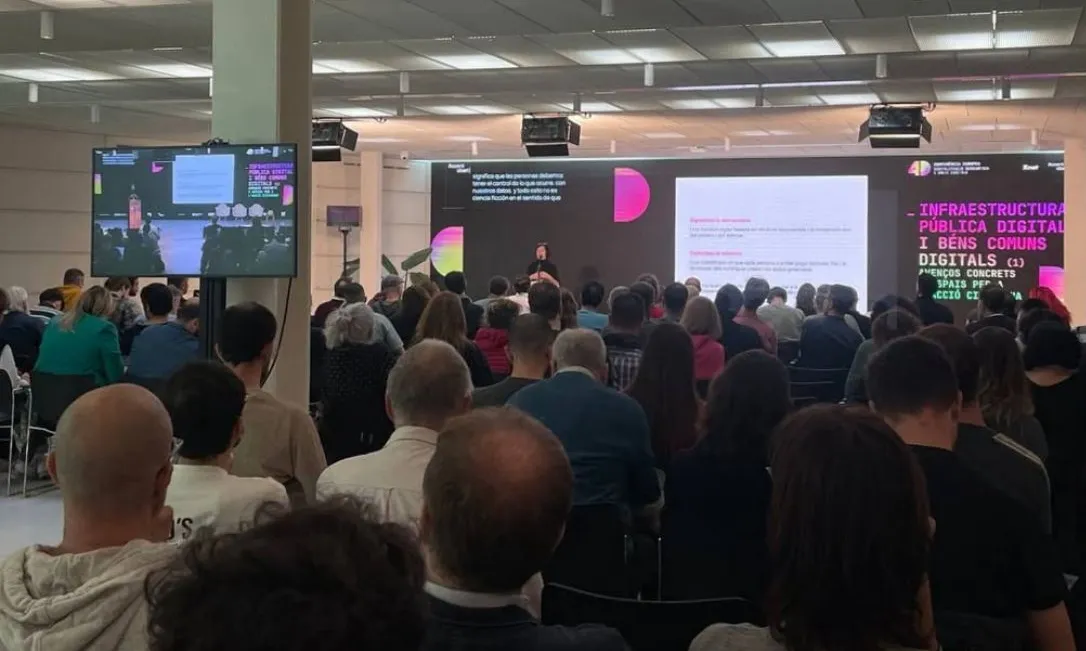 Simona Levi, fundadora d'Xnet, obrint la 'Conferència 4D'.