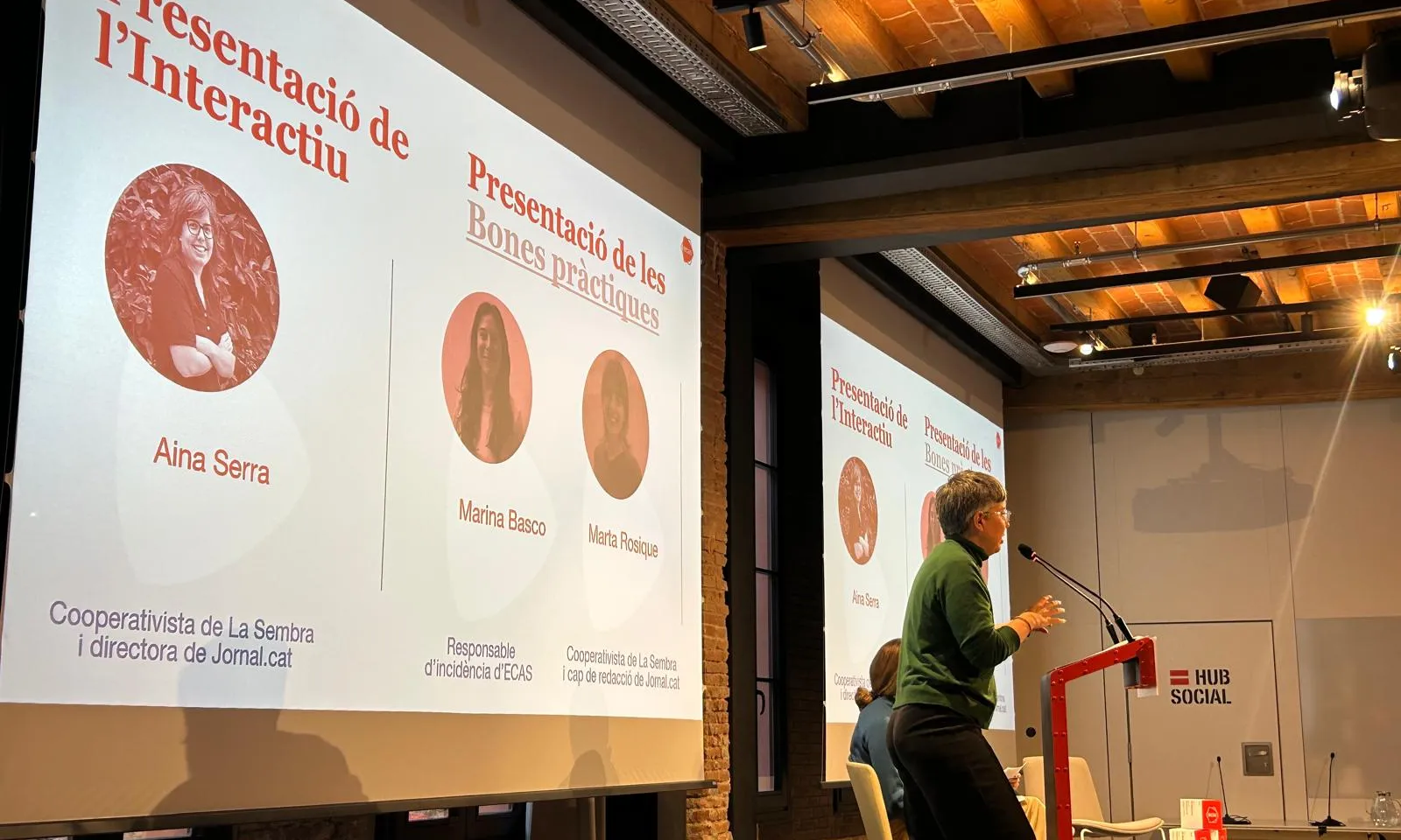 Aina Serra, de la cooperativa La Sembra, presentant l'interactiu.