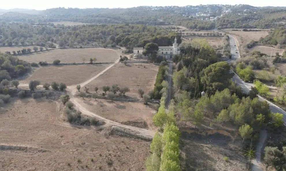 El projecte pretén instal·lar-se zona de Cal Pla, un mosaic agroforestal i un pulmó verd ple de vida que ara es veu amenaçat.