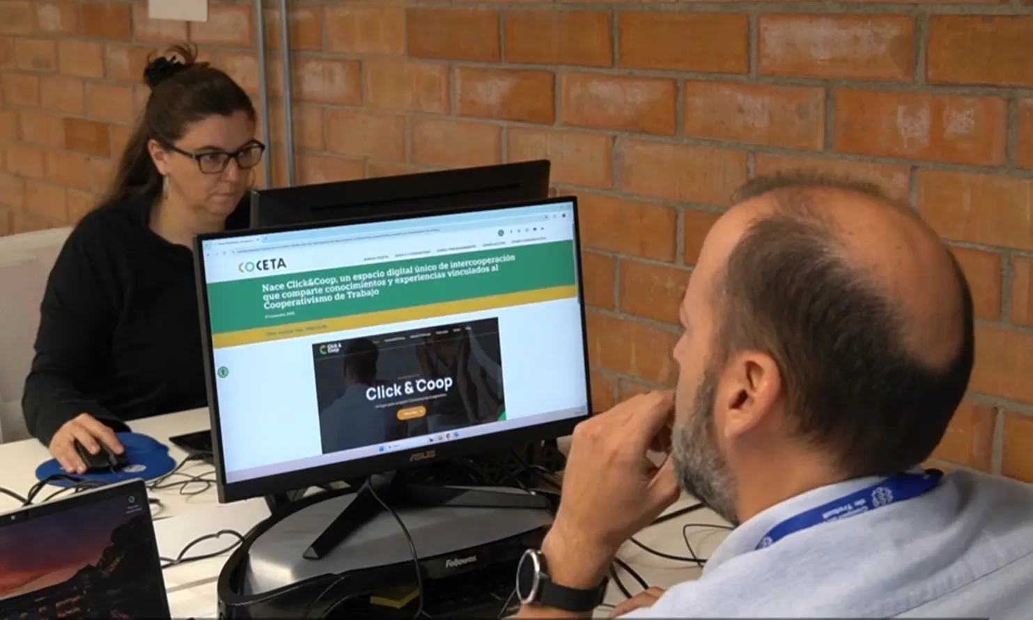 Guillem Perdrix consultan l'eina 'Click&Coop'.