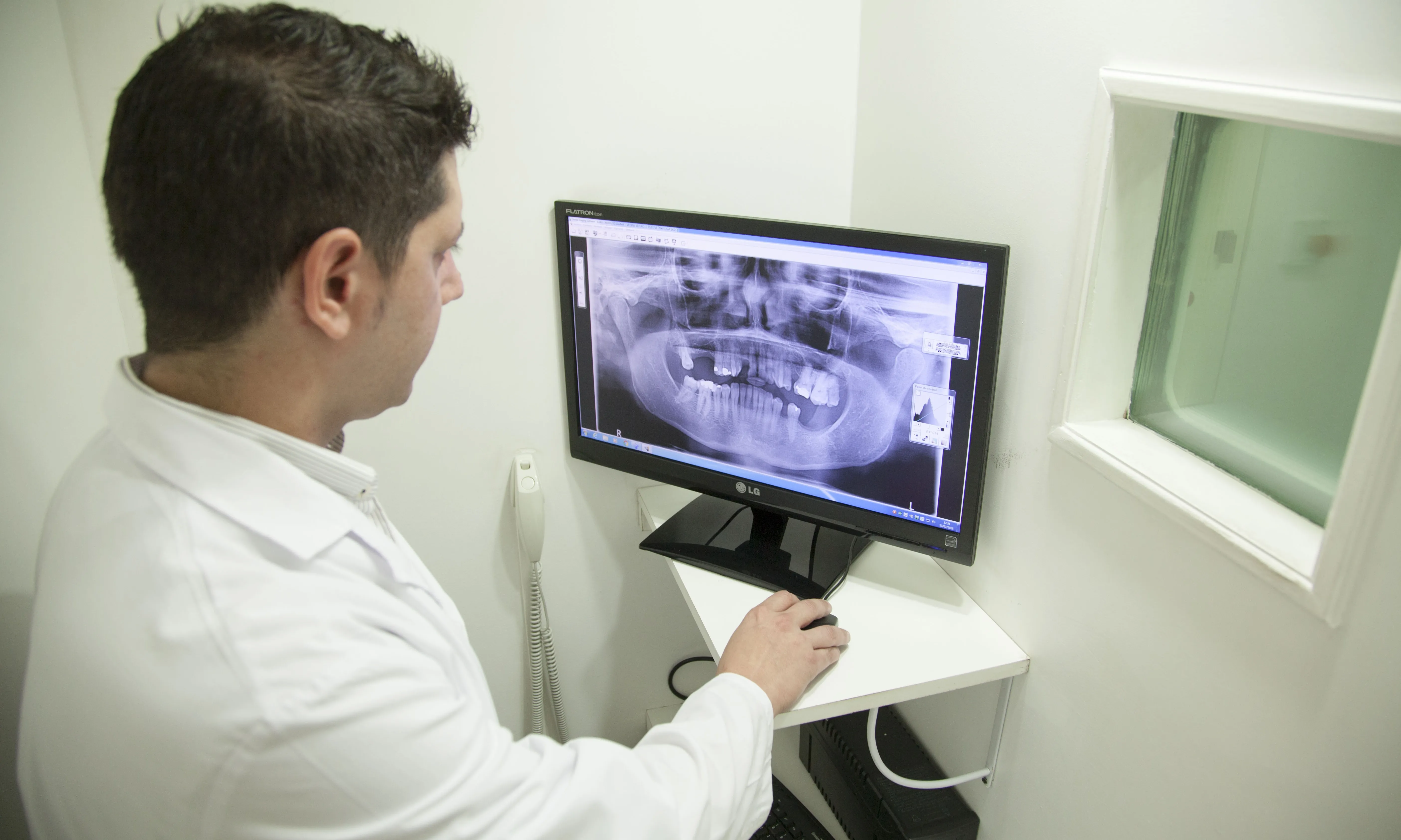 Metge analitzant una radiografia