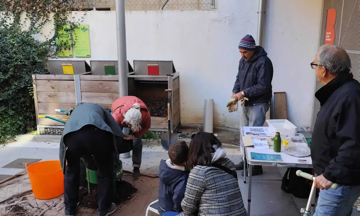 Imatge durant la darrera jornada de compostatge comunitari al Punt Verd de barri Vallcarca