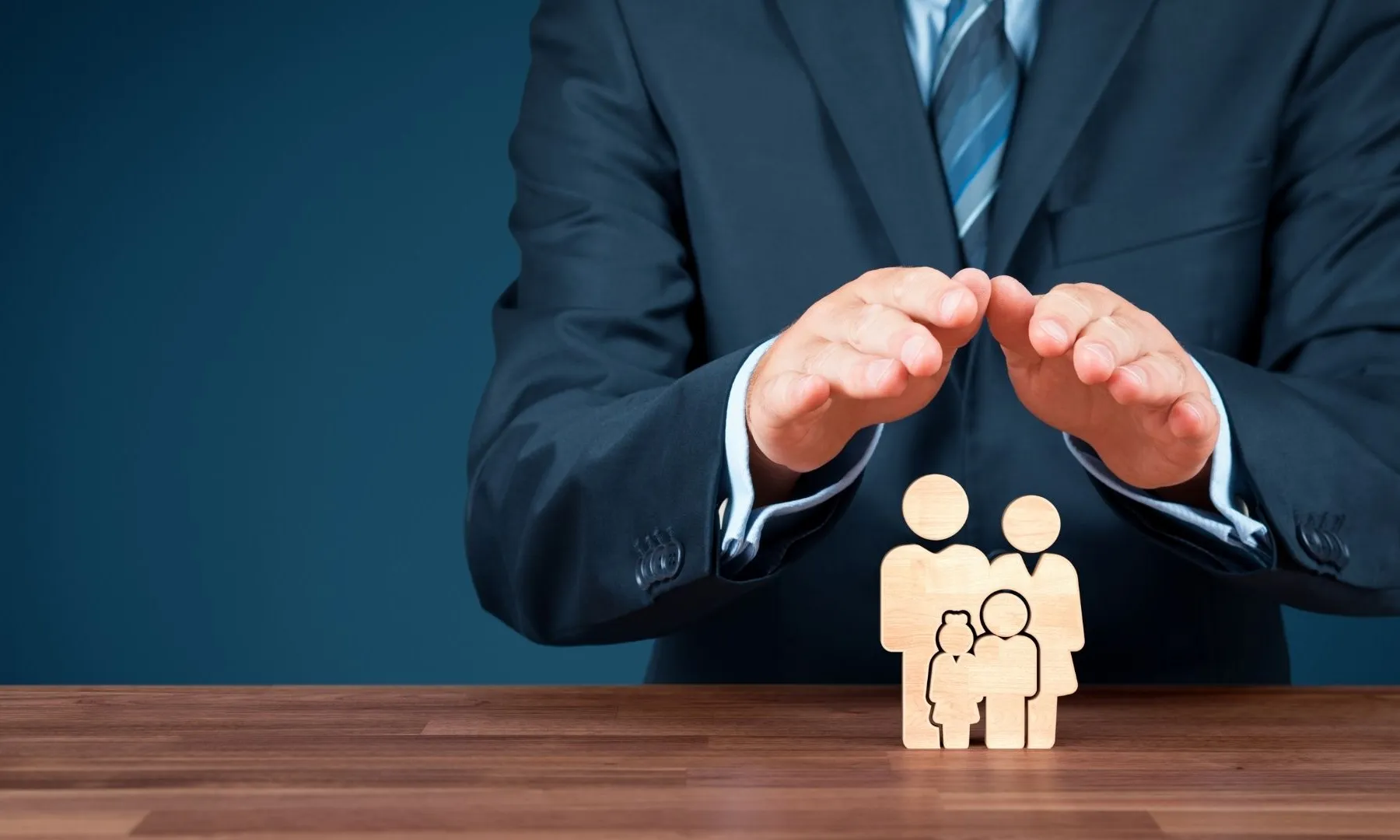 Unes mans que protegeixen a un grup de persones.