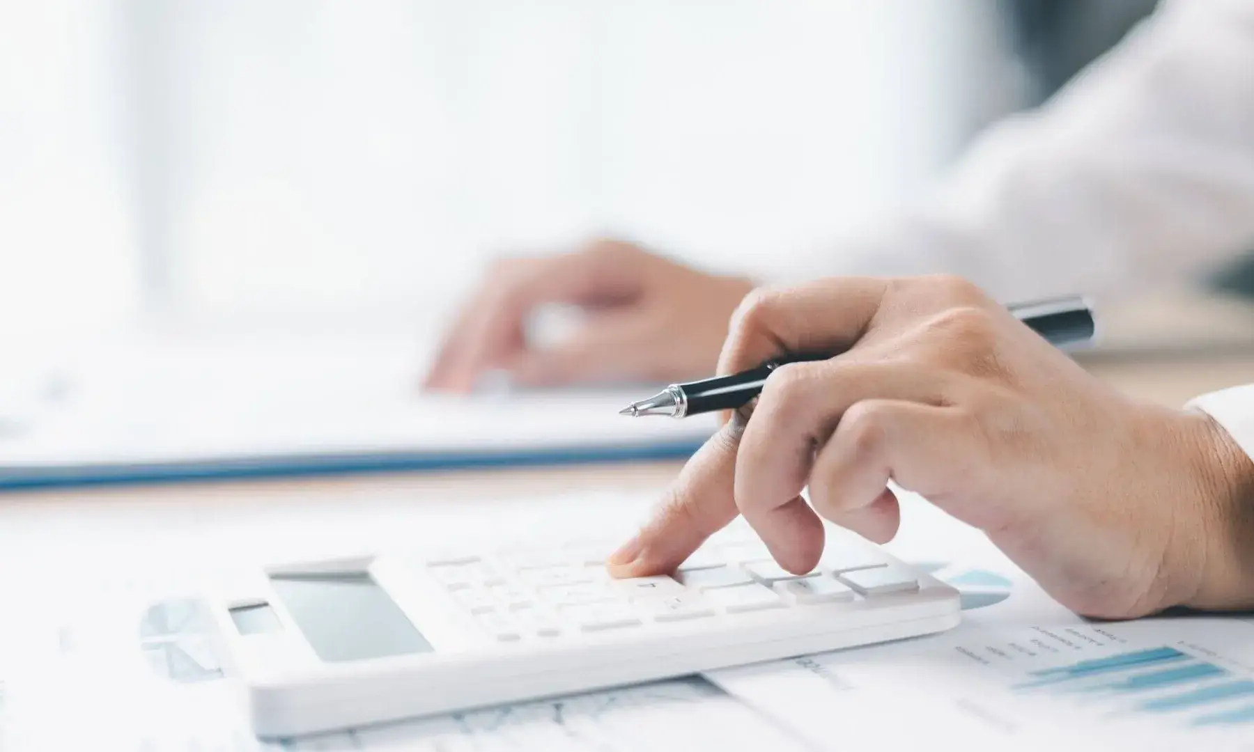 Persona calculant una nomina.