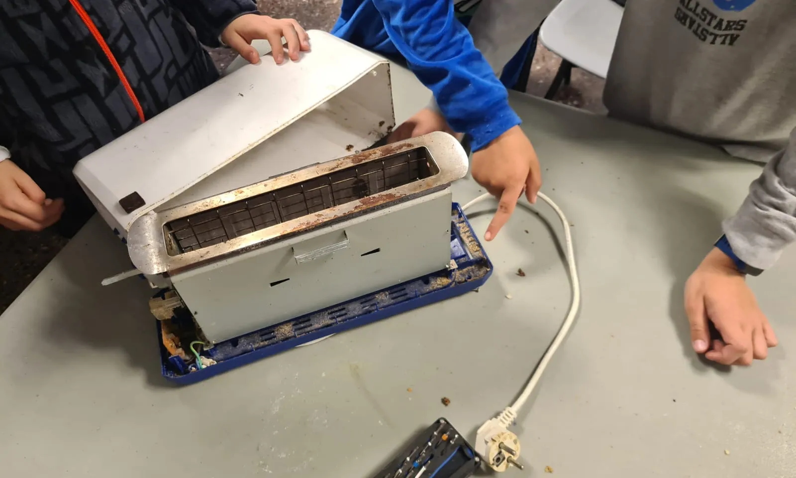 Un grup d'infants està reparant una torradora.