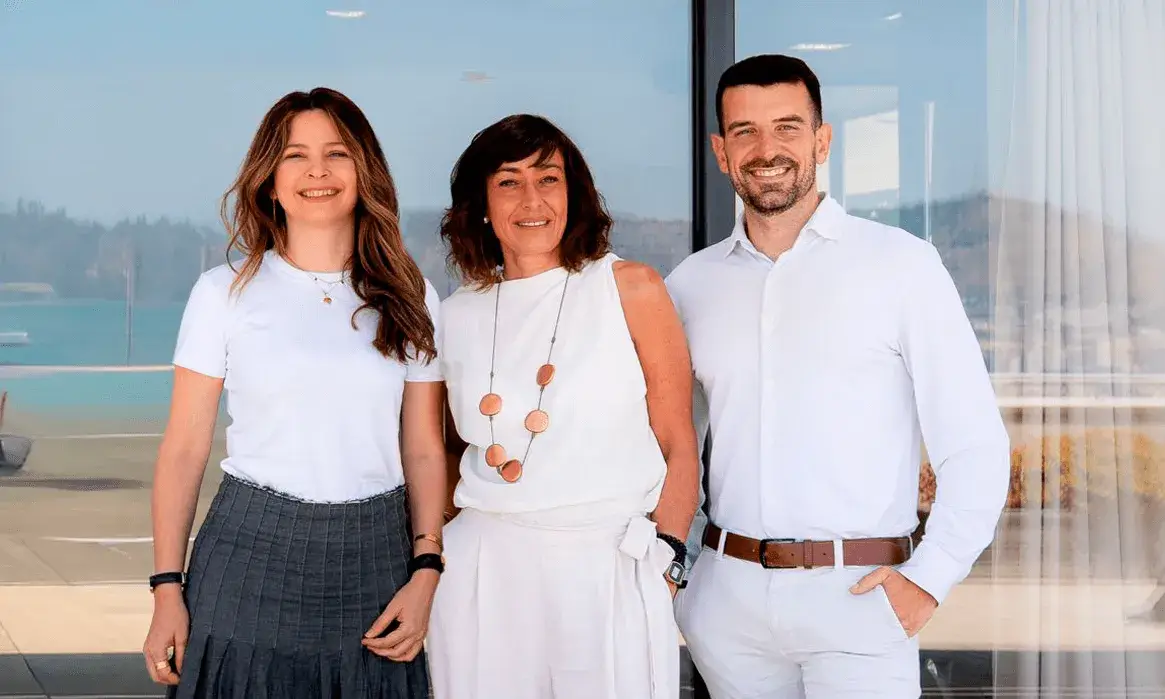 Dra. Tamara Biedermann, Directora de Serveis de Salut; Olga González, responsable de Relacions Institucionals, Comunicació i Màrqueting; i Carlos Varela, Director d’Operacions Transversals i Àmbit Social