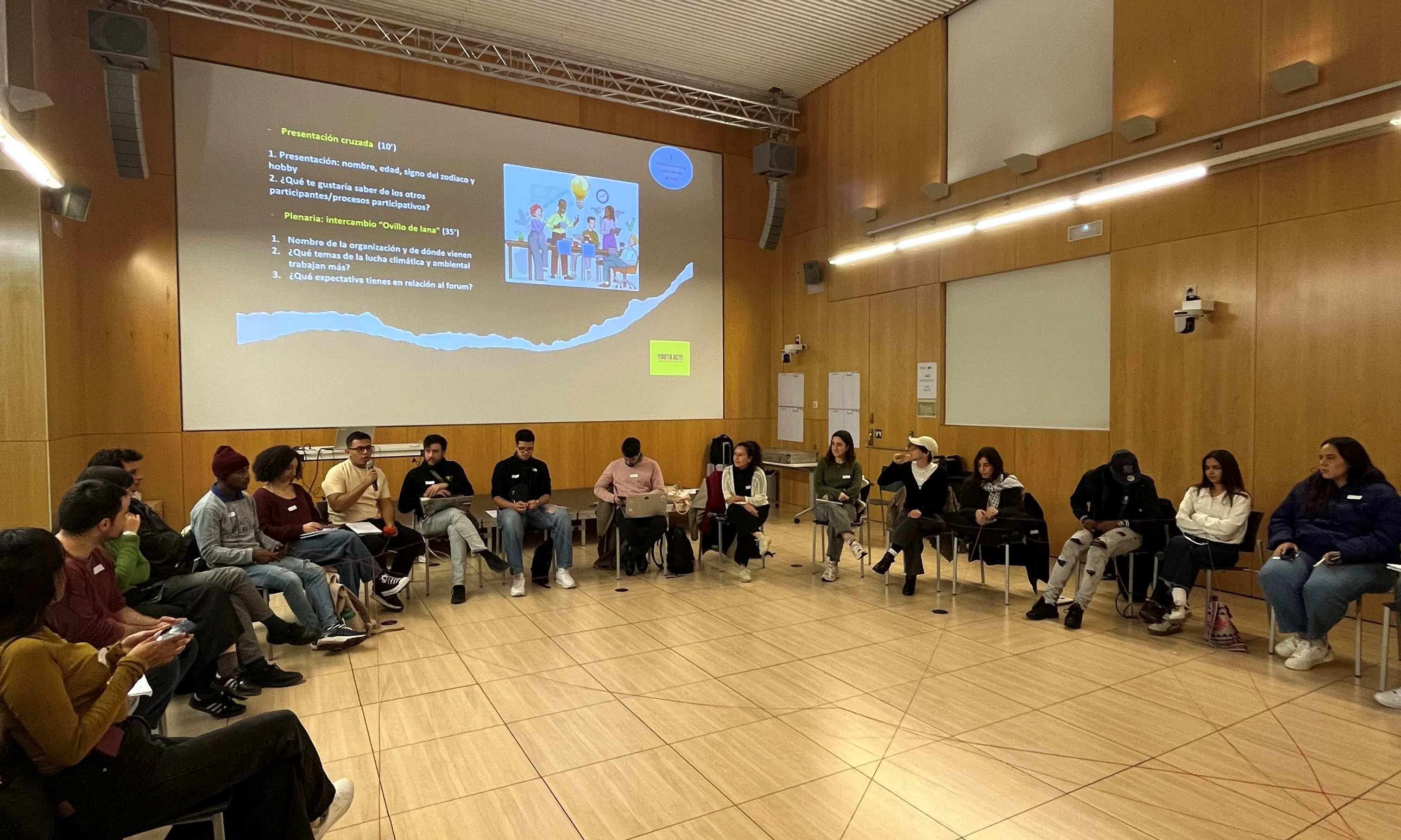 El fórum ha comptat amb espais formatius i diferents sessions per compartir estratègies I experiències al voltant de la temàtica central. 