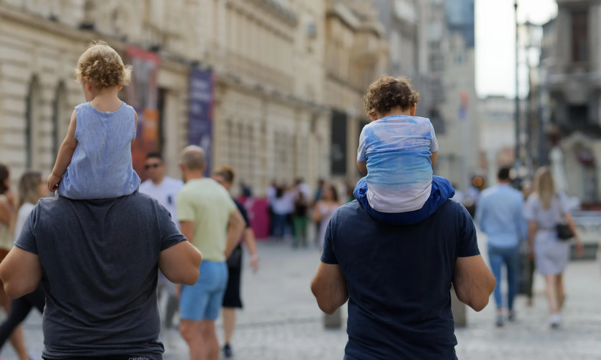 Imatge de persones caminant pel carrer