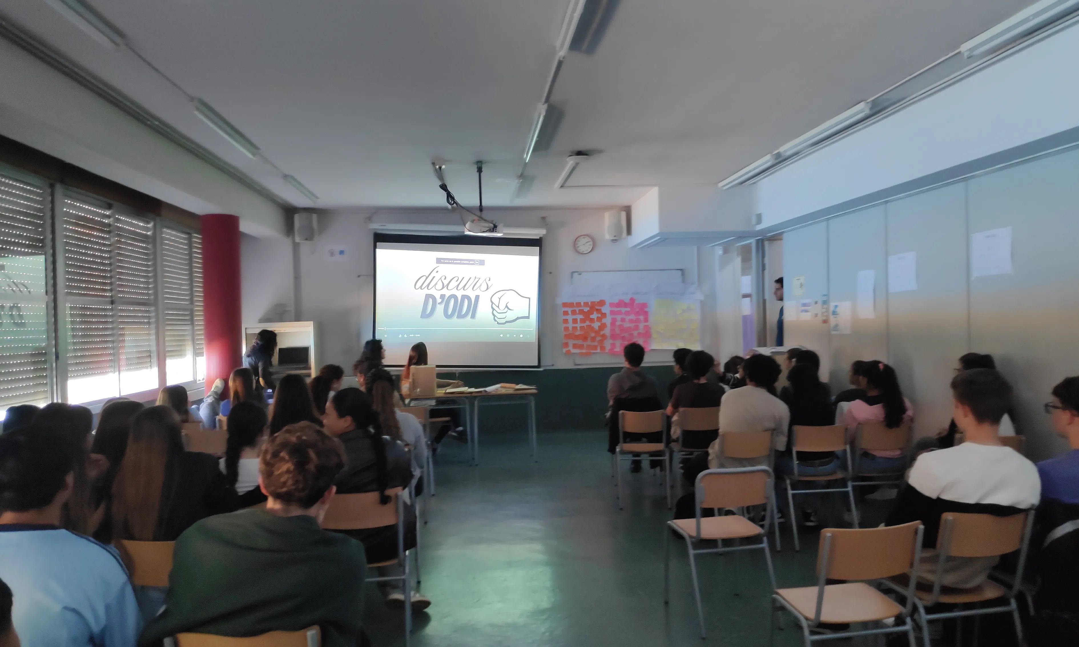 L'entitat defensa que cal construir narratives alternatives basades en els drets humans.