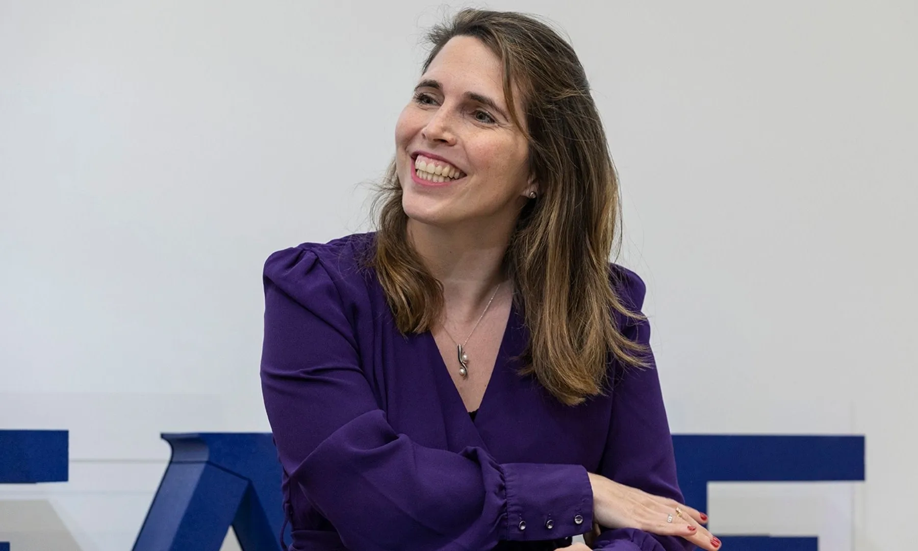 Marta Junqué, fundadora i directora de la Time Use Initiative, somriu durant una entrevista en un espai interior.